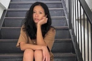 榮倉奈々、白ミニ丈ワンピ×ストライプシャツで異次元スタイルの美貌　「相変わらず、綺麗」「素敵すぎます」