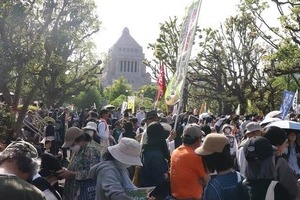 「こういう参加の仕方もある」ビール片手に、ティータイムも　「憲法デモ」様変わり...誰でも参加しやすく進化