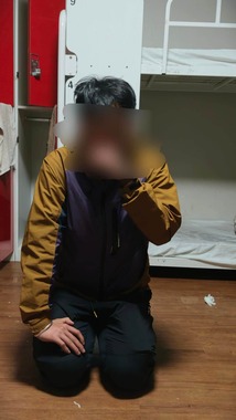 中国のSNSで拡散された男の写真。土下座して謝罪したという