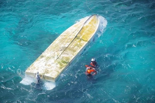 辺野古沖で起きた転覆事故（提供：第十一管区海上保安本部/AP/アフロ）