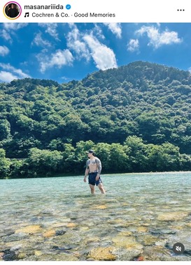 川でくつろぐ飯田（本人インスタグラムより）