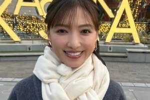 奇跡の54歳・望月理恵アナ、白ミニスカのゴルフウェア姿でステキ笑顔　「スタイル良すぎ」「最高に似合ってます」