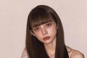 広島カープ・小園海斗のモデル妻、白ミニワンピでしゃがんだポーズにドキっ　「はあ、可愛すぎる」「ほんっっっとかわいい」