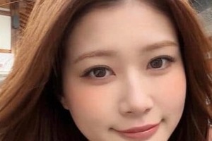 生見愛瑠、肩出し青白ストライプ柄ノースリで自撮りショット　「ため息出ちゃう」「とんでもなく可愛いですね～」