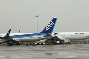 燃油サーチャージ、大手2社が引き上げ「前倒し」の緊急事態　事態長期化なら「路線の維持」危ぶまれる可能性