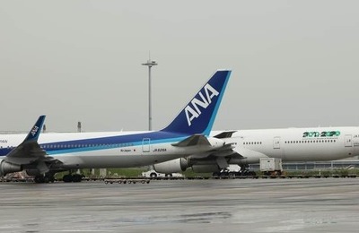 燃油サーチャージ、大手2社が引き上げ「前倒し」の緊急事態　事態長期化なら「路線の維持」危ぶまれる可能性