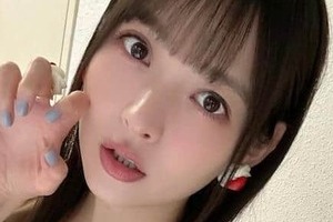 人気声優・上坂すみれ、制服風のミニ丈＆赤ブレで「激カワ」ショット　「魅力が増殖中」「かわいい！！」
