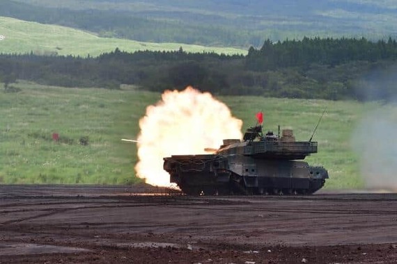 射撃を行う10式戦車