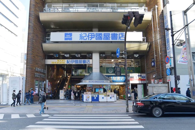 紀伊国屋書店 新宿本店。「買いあさり」行為が問題になっている（写真：アフロ）