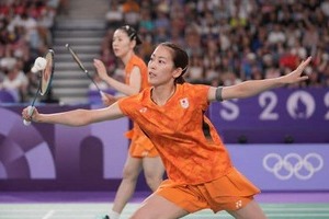 膝大ケガで手術の五輪メダリスト、松葉杖で「絶望」姿　家族がオフショ投稿「キツすぎて」「エレベーターで休憩中」