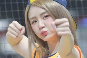 台湾の美女チア・サミー、超ミニ×オフショルトップスでカウガール風に　「可愛い」チア衣装と雰囲気変わって