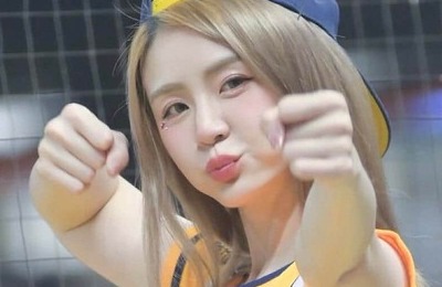 台湾の美女チア・サミー、超ミニ×オフショルトップスでカウガール風に　「可愛い」チア衣装と雰囲気変わって