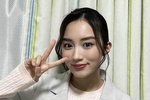 「スケスケで少しヒヤヒヤした！笑」黒木ひかり、ステキ笑顔でピース　「綺麗で可愛すぎる～」「ウルトラ可愛い」