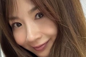 ほしのあき49歳、色気ダダ漏れ肩出し黒ワンピにヒールあわせて...変わらぬ美貌の衝撃　「おしゃれで可愛い」