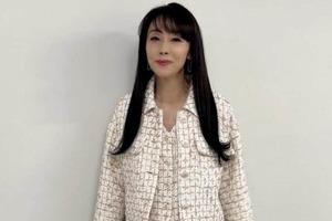 浅野ゆう子65歳、鮮やかブルーのセットアップで...変わらぬ美貌　「相変わらずお綺麗」「いつ見ても美しすぎ」
