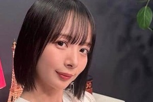 「役満ボディー」岡田紗佳、ふわふわ白ノースリワンピで...流し目にドキっ　「国士無双の可愛さ」「美しすぎ」