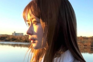 畑芽育、白ノースリ×スカートあわせて...異次元のかわいさ笑顔ショット　「天使すぎる」「かわよー！」
