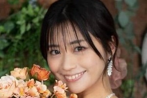 夫は人気お笑い芸人...安枝瞳、頬に両手添えて笑顔「激カワ」ショット　シアーなワンピースのコーデ