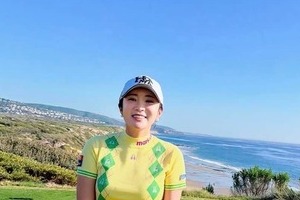 女子ゴルフのイ・ボミ、ひらりミニスカなびかせバンカーショット　「綺麗なスイング」「めちゃくちゃ綺麗」