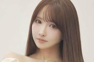 三上悠亜、ドット柄ミニ丈ワンピの「ゆあしふく」ショット　「超絶かわいい」「まるで天使」「美しい～」