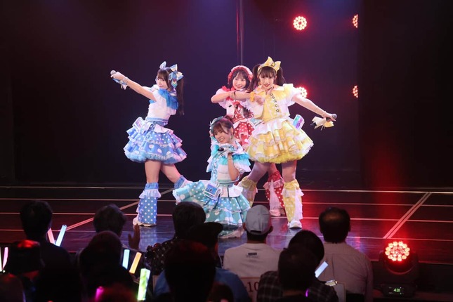 ユニット曲「えぐすぎ」。相川暖花さん（後列中央）は5キロやせたという（c）2026 SKE, Inc. / AMC