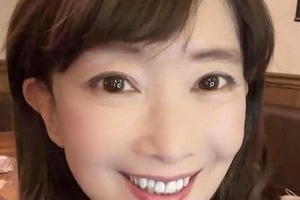 アグネス・チャン70歳、膝上ピンクのストライプ柄ミニワンピで...変わらぬ美貌　「若々しくて可愛い」