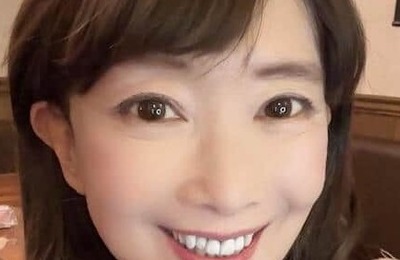 アグネス・チャン70歳、膝上ピンクのストライプ柄ミニワンピで...変わらぬ美貌　「若々しくて可愛い」