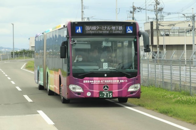 国内線と国際線は無料バスで10～15分かかる