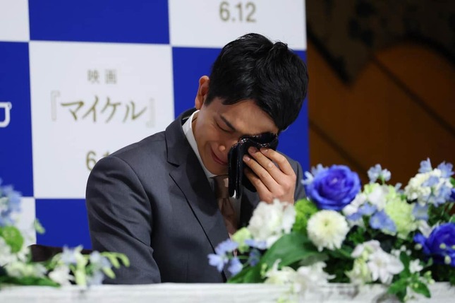 引退会見で涙をぬぐう木原龍一選手（写真：YUTAKA/アフロスポーツ）