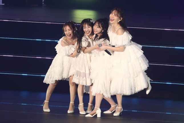 1期生によるユニット「ノースリーブス」の3人と。左から高橋みなみさん、向井地美音さん、峯岸みなみさん、小嶋陽菜さん