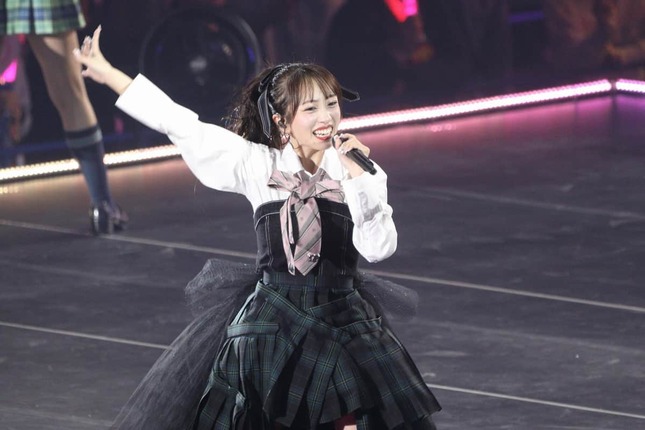 センターステージで笑顔を見せる向井地美音さん