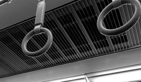 「ここは日本だよ...」電車内で濃厚キスを続ける外国人カップル　乗客たちが凍りついた結果