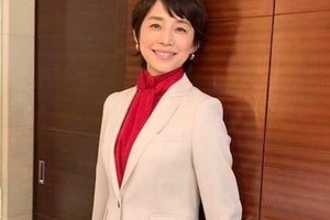 石田ゆり子「ぺたん、と床に着く日は来るのか」開脚ストレッチ動画に反響　「美しい動作」「しなやか過ぎる」