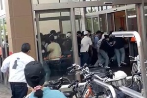 行列崩れて一気に店内へ走り...ワンピースカードゲーム店、危険行為の動画が波紋　「販売予定ない商品」で人集まる？