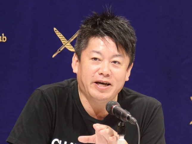 堀江貴文さん（2019年撮影）。「F1のシャンパンファイトとかプロ野球のビールかけとの違いがわからない」と反論していた