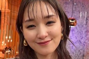 剛力彩芽、頬に両手をそえて唇とがらせ...お茶目な表情で「激カワ」　「めちゃくちゃ可愛い」「すごーく可愛い」