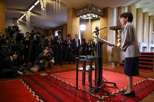 ぶら下がり取材で記者側を収めるカットは珍しい。写真は「内閣広報室試行アカウント」（＠PressSec_JP）より
