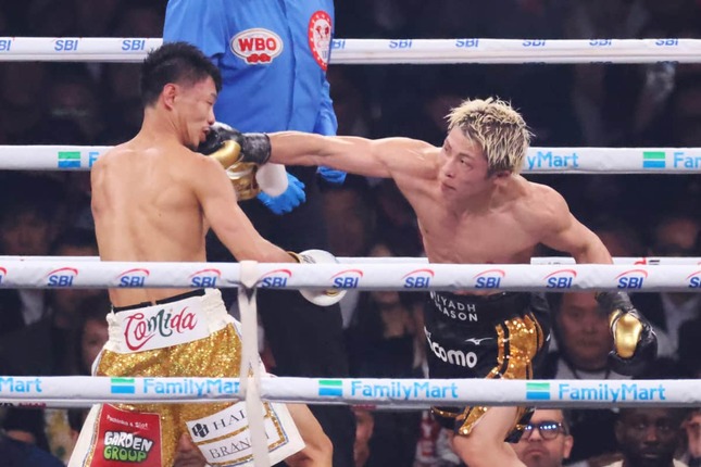パンチを打ち込む井上（写真：YUTAKA/アフロスポーツ）
