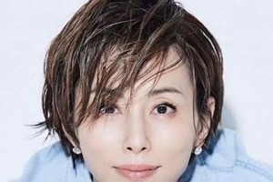 米倉涼子、花束を手にさわやか笑顔...変わらぬ美貌にドキっ　「花束よりお美しい」「いつ見てもエレガント」