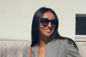 キムタク＆静香の次女Koki，艶やかゴールドドレスで美貌ダダ漏れ...女神降臨ショット　肘に手を添えてポージング