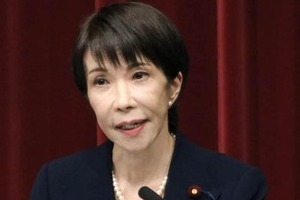 高市早苗首相、「サナエ・ブルー」やいつもと雰囲気変わる赤いジャケットも着こなす　外遊ファッションに注目