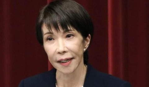 高市早苗首相、「サナエ・ブルー」やいつもと雰囲気変わる赤いジャケットも着こなす　外遊ファッションに注目