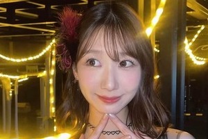 柏木由紀、純白ロングドレス姿で色気ダダ漏れショット　「美しいの一言」「ギリシャ神話の女神みたい」