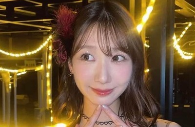 柏木由紀、純白ロングドレス姿で色気ダダ漏れショット　「美しいの一言」「ギリシャ神話の女神みたい」