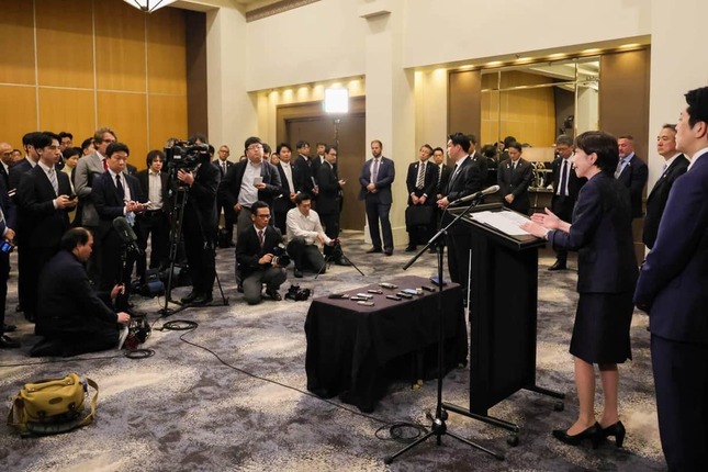 ベトナム・オーストラリア訪問についての高市早苗首相のぶら下がり取材の様子。写真は頻繁に更新されている内閣広報室試行アカウント（＠PressSec_JP）から
