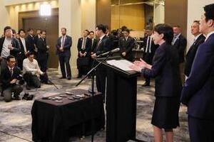 大きく口を開け、目を見開いた高市首相の写真　「内閣広報室」アカウントがわざわざ選んだのはなぜ