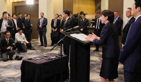 大きく口を開け、目を見開いた高市首相の写真　「内閣広報室」アカウントがわざわざ選んだのはなぜ
