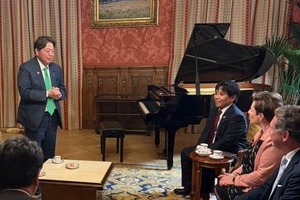 欧州3か国歴訪の林芳正総務相、ピアノで「音楽外交」「そこにピアノがあるから...」まさかの腕前に驚き