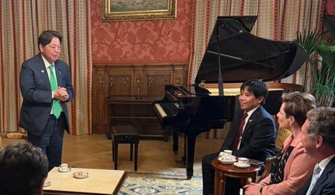 欧州3か国歴訪の林芳正総務相、ピアノで「音楽外交」「そこにピアノがあるから...」まさかの腕前に驚き