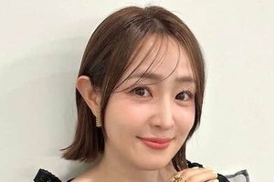 大沢あかね、大人の色気ダダ漏れ...美しい背中のぞく黒ワンピ姿　「ほんっとに綺麗」「益々美しい」「綺麗で華やか」
